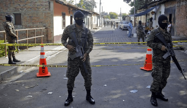 Soldados de El Salvador resguardando una zona. Informes pasados señalaban que era uno de los países más peligrosos de Centroamérica. Foto: EFE
