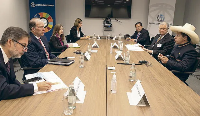 Sobre la mesa. Presidente del Banco Mundial escucha atentamente al presidente peruano, Pedro Castillo Terrones. Foto: difusión