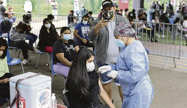 Es hoy. La vacunación en Lima avanza. Ayer se inició el turno de los jóvenes de 23 y 24 años. El Minsa invoca a la población y autoridades a respetar el orden. Foto: John Reyes/La República