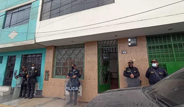 El inmueble es resguardado por un cordón policial de agentes de la Diviac. Foto: URPI-LR