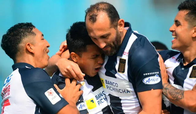 Hernán Barcos abraza a Jairo Concha, quien llegó a los cuatro goles con Alianza Lima. Foto: Liga de Fútbol Profesional