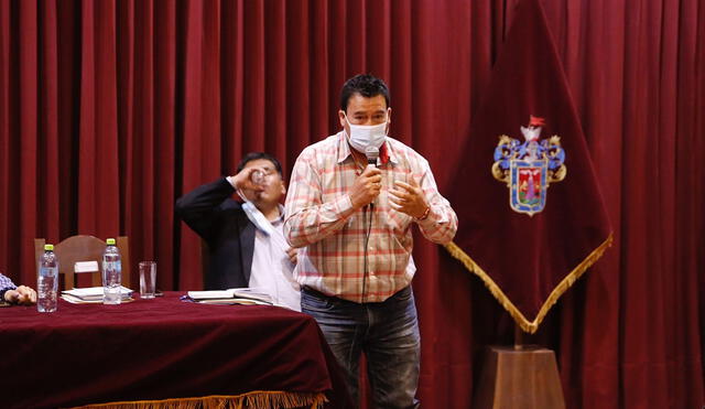 El legislador Edwin Martínez señaló que si le bajan el sueldo sería en buena hora. Foto: Oswald Charca/La Repúblia