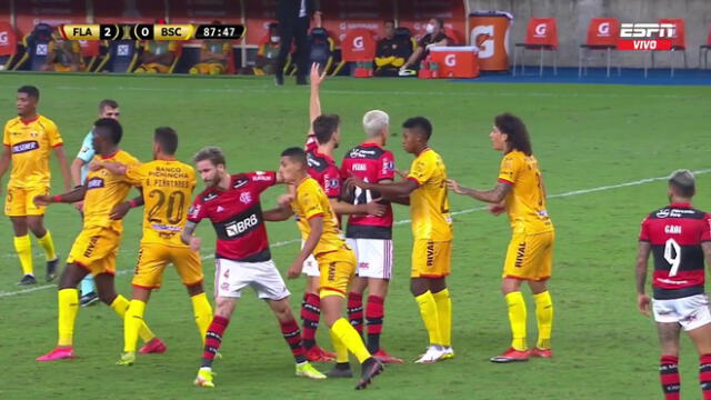 Flamengo vs. Barcelona SC: Léo Pereira metió un codazo y se ganó la roja a pocos minutos de finalizar el partido. Foto: ESPN