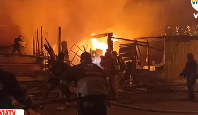 Bomberos, personal de Defensa Civil y PNP llegaron hasta la zona para atender la emergencia. Foto: VíaTV Perú