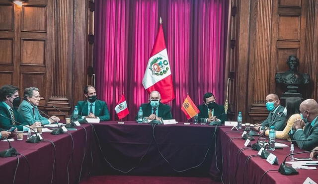 Montoya presidió la reunión con Victor González y Hermann Tertsch. Foto: Twitter @Alm_Montoya