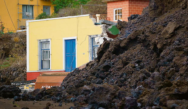 Tierra arrasada. Una vivienda es alcanzada por la lava. Foto: EFE