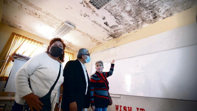 En mal estado. Techos de aulas de colegio Independencia presentan filtraciones a causa de las lluvias. Foto: Oswald Charca