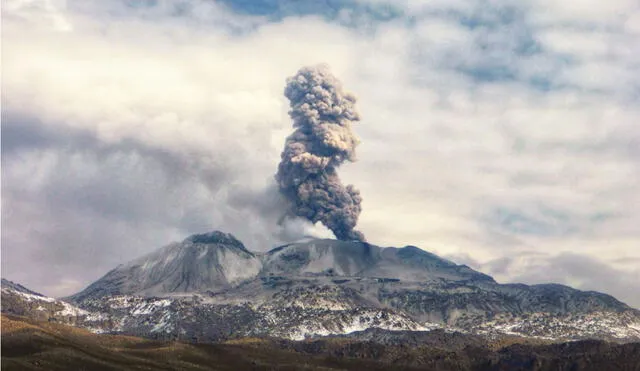 El volcán Sabancaya es el único del Perú que actualmente está en erupción. Foto: Andina