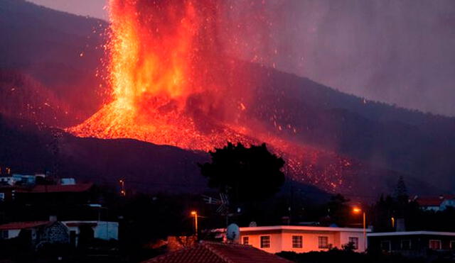 No se descarta que surjan nuevas bocas del volcán, cuya columna de cenizas ha alcanzado los 4.500 metros de altitud, pese a lo cual la calidad del aire es de momento buena. Foto: EFE / Video: Guardia Civil