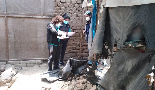 Integrantes de la directiva del local del Vaso de Leche inspeccionan daños. Foto: difusión