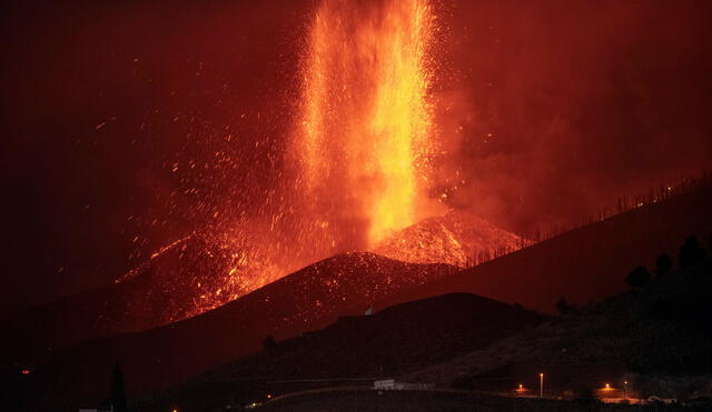 El volcán Cumbre Vieja estalló el 19 de septiembre en el sur de La Palma, una de las siete islas que conforman el archipiélago canario frente a la costa de Marruecos. Foto: AFP