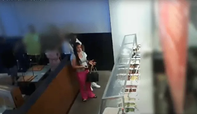 La mujer y su acompañante lograron salir del restaurante antes que llegara la Policía. Foto: captura de Youtube/PhiladelphiaPolice
