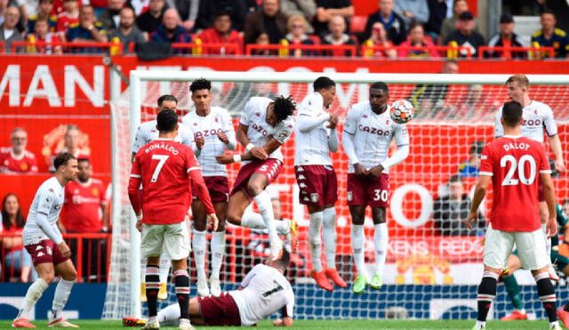 Los futbolistas del Aston Villa defienden un disparo de Cristiano Ronaldo. Foto: EFE