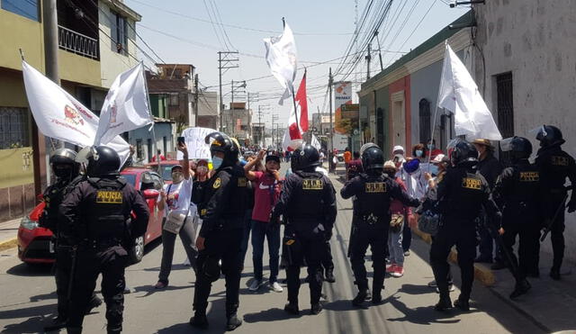 Manifestantes llegaron cerca a local donde se realizaba evento de Perú Libre. Foto: La República