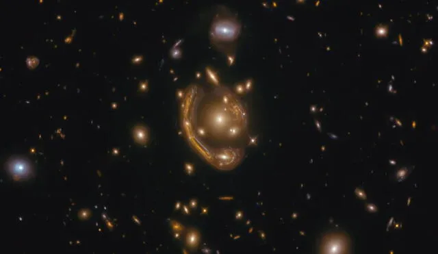 Este fenómeno cósmico es llamado Anillo fundido por su apariencia y su constelación anfitriona, El Horno. Foto: NASA/ESA