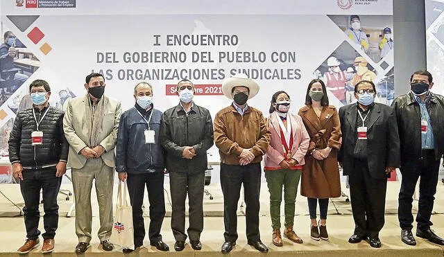 Con trabajadores. El presidente Castillo estuvo con el premier Guido Bellido y el ministro de Trabajo, Iber Maraví, en reunión con dirigentes sindicales. Foto: difusión