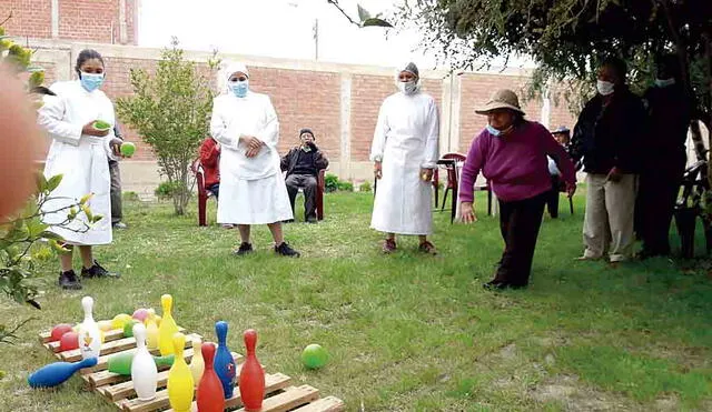 Cuidados. Las Hermanitas de los Pobres no solo cuidan de la salud física de ancianos, también velan por estado emocional.