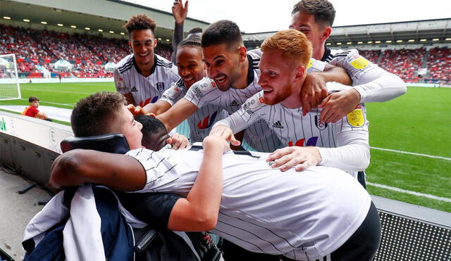 Jugadores del Fulham celebran con Rhys Porter el gol contra el Bristol City en el estadio Ashton Gate. Foto: Twitter/Fulham