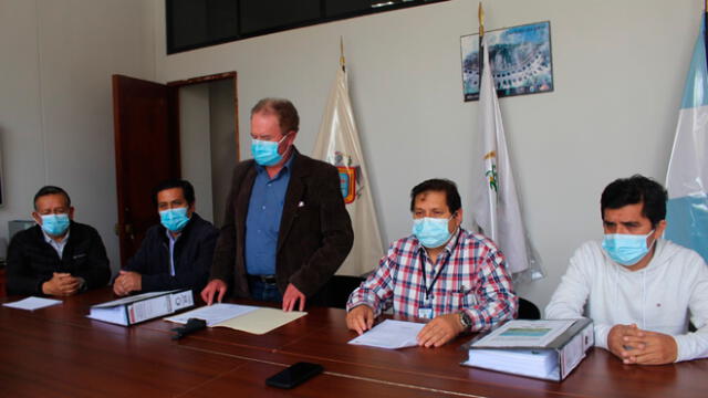 Alcalde de Chugur, José Vargas, presentó expediente técnico para construcción de vía que unirá tres provincias de Cajamarca. Foto: Gerencia Sub Regional de Chota.