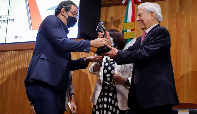Mario Vargas Llosa entrega a Juan Gabriel Vásquez el premio de la IV Bienal de Novela en el Paraninfo Enrique Díaz de León de la Universidad de Guadalajara.