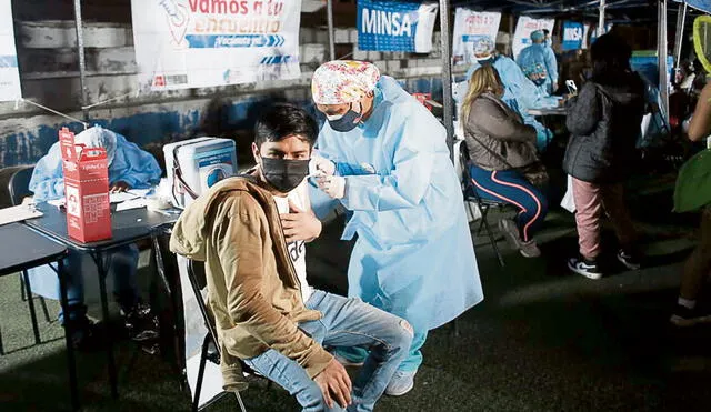 Vacunafest. En la última semana se ha aplicado un millón y medio de dosis en todo el país. Foto: Antonio Melgarejo / La República