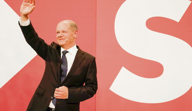 Triunfo. Olaf Scholz saluda en el escenario de la sede de los socialdemócratas (SPD) en Berlín. Foto: AFP