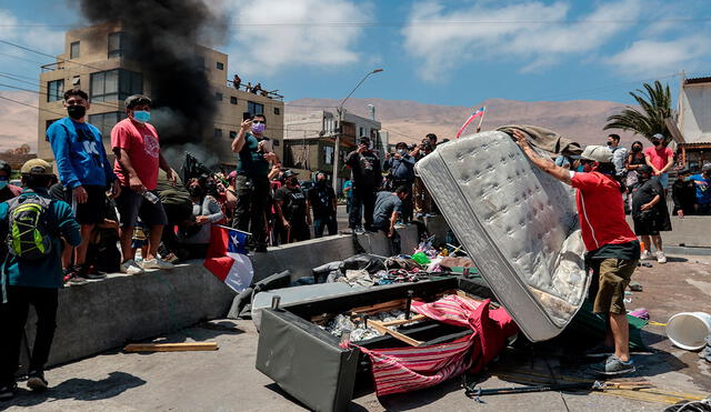 Grupo de personas quemaron carpas que eran utilizadas por extranjeros en Iquique para pernoctar en plazas y playas. Foto: EFE