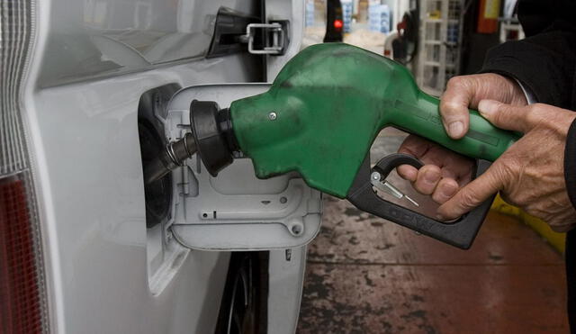 A inicio de la semana el precio de la gasolina ha tenido una leve disminución. Foto: EFE