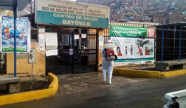 Vecinos tienen que hacer largas colas para ingresar al centro de salud Bayóvar. Foto: Municipalidad de San Juan de Lurigancho
