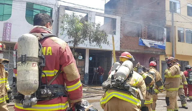 11 unidades de bomberos llegaron hasta el lugar para sofocar el fuego. Foto: Jessica Merino / URPÍ-LR