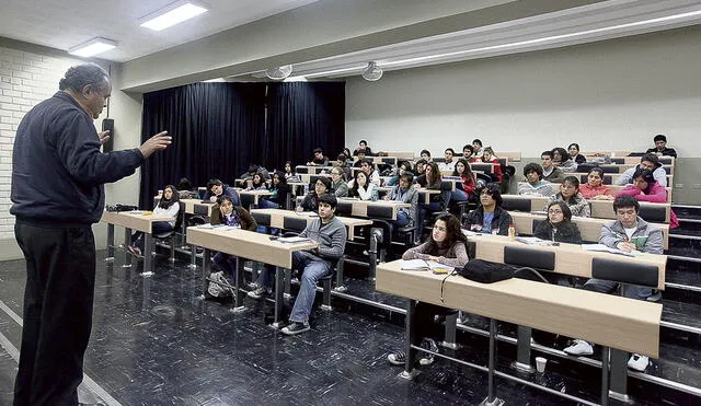 En clase. La Ley Universitaria obliga a que los docentes tengan maestría o doctorado. Foto: La República