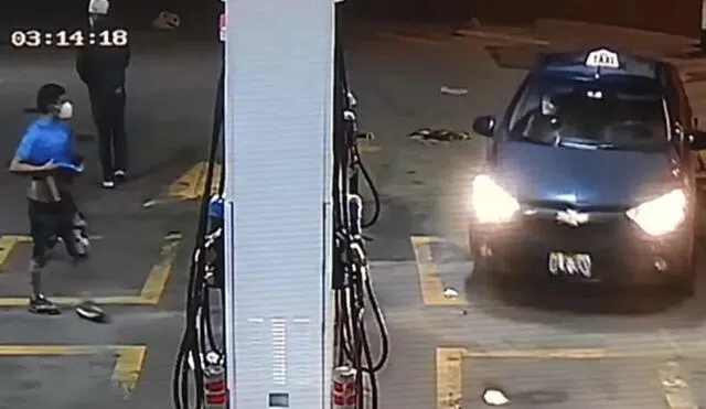 Un taxi que llegó para recargar gasolina se salvó de ser víctima de los ladrones. Foto: captura América TV