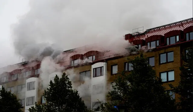 El incendió ocurrió poco antes de las 05.00 horas en el distrito de Annedal. Foto: EFE