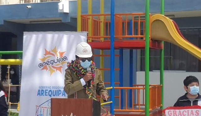 Elmer Cáceres Llica inauguró la obra de un colegio inicial en el distrito de Hunter. Foto: Captura transmisión HBA Noticias