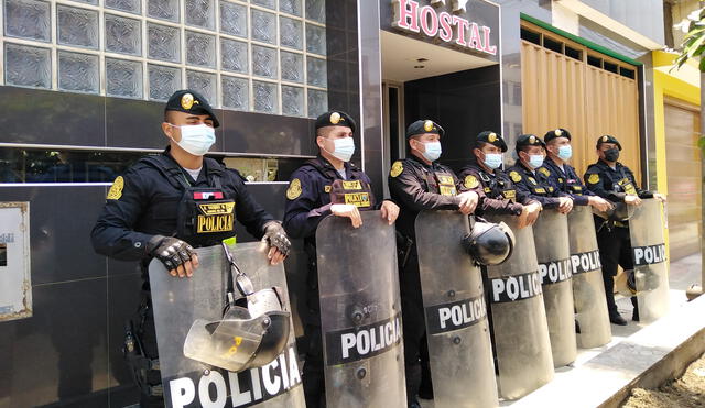 Policías de operaciones especiales custodiaban la sinstalciones de los hoteles inacutados. Foto: Alan Rodriguez