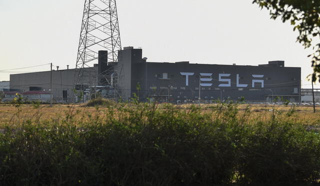 Un suministrador de componentes de Tesla tuvo que suspender la producción esta semana. Foto: Hector Retamal/AFP/referencial