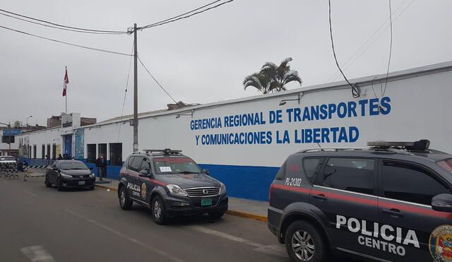 Policía resguarda la gerencia de transportes de La Libertad la mañana de hoy miércoles 29 de setiembre. Foto: Jaime Mendoza