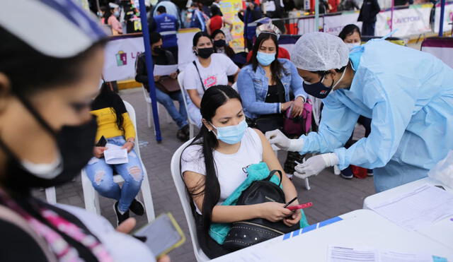 Jóvenes acuden de manera masiva a inmunizarse contra la COVID-19. Foto: John Reyes