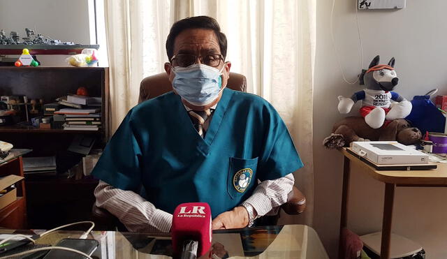 Decano del Colegio Médico de Arequipa, Javier Gutiérrez, manifestó que cuatro médicos enfermaron gravemente pese a tener las dos dosis. Foto: Alexis Choque/URPI