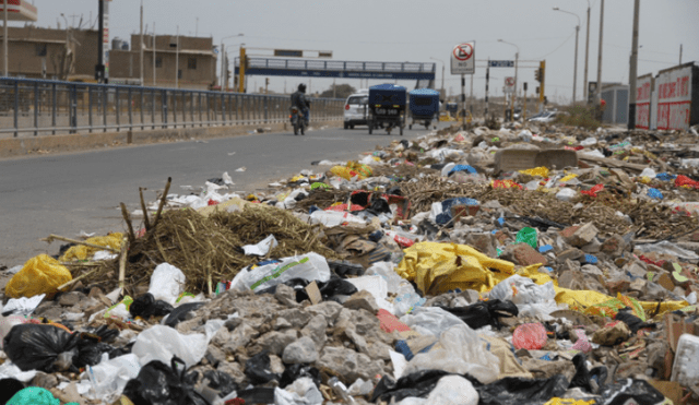 La avenida Chiclayo acumula 80 toneladas de basura al día. Foto: Clinton Medina/ La República