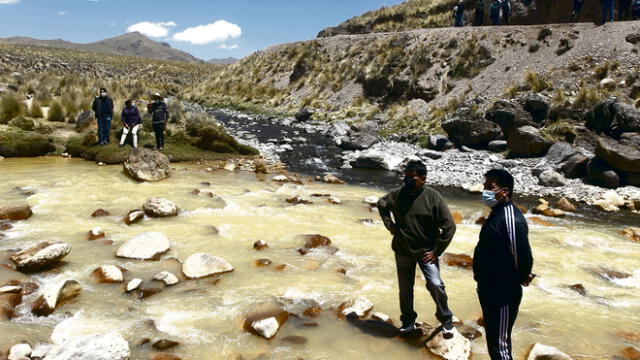 Contaminación de llallimayo.  La fotografía es clara, estos dos ríos forman parte de la cuenca de Llallimayo, el que proviene del lado derecho sale de la operación minera de Aruntani. Foto: Juan Carlos Cisneros/ La República