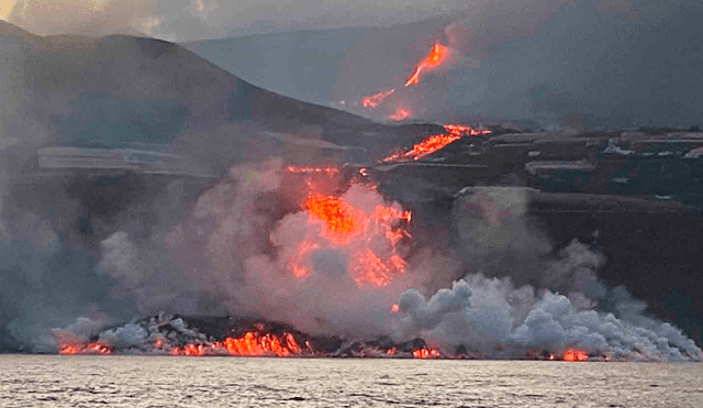 La ceniza que cae es abundante y en la zona de los acantilados donde se ha precipitado la lava se ha producido un pequeño derrumbe. Foto: EFE