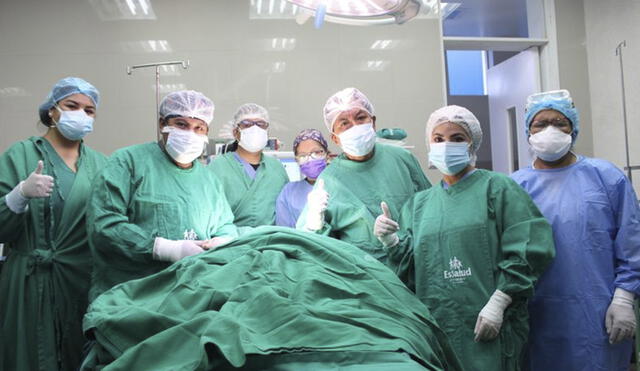 Equipo profesional que realizó la intervención al paciente en EsSalud Puno. Foto: Cortesía EsSalud