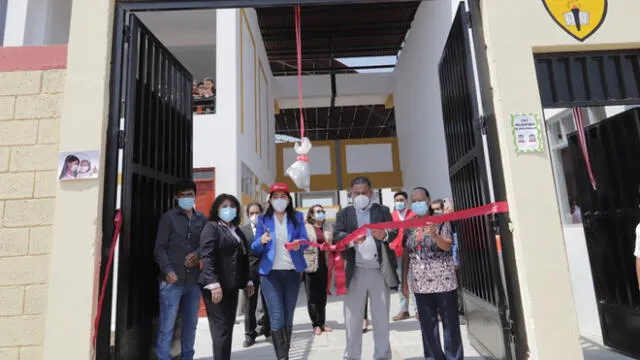 Directora ejecutiva de la ARCC, Amalia Moreno, inauguró tres colegios reconstruidos en la provincia de Chepén. Foto: ARCC