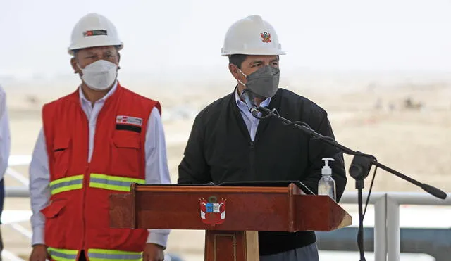 "El Perú necesita de la inversión privada sin corrupción", dijo el presidente desde el aeropuerto Jorge Chávez, donde firmó el contrato de licitación de ampliación de dicha infraestructura. Foto: Presidencia