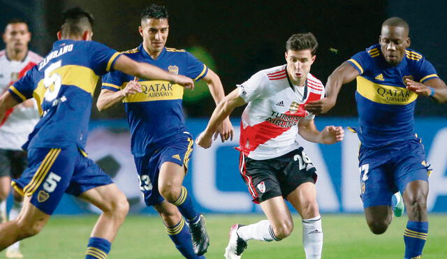 Luis Advíncula sería titular en Boca Juniors y afrontaría su segundo superclásico en el año. Foto: AFP