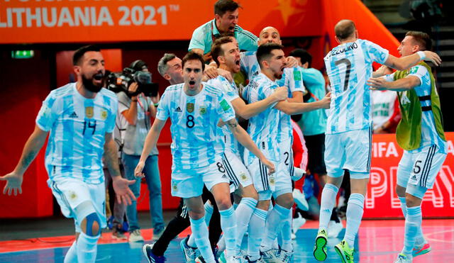 La selección argentina clasificó a la final del Mundial de Futsal tras vencer a Brasil. Foto: EFE