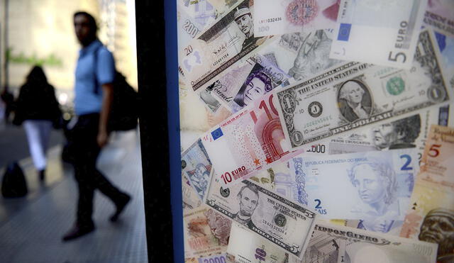 El valor del dólar blue es generalmente mayor a la cotización del dólar oficial en Argentina. Foto: AFP/referencial