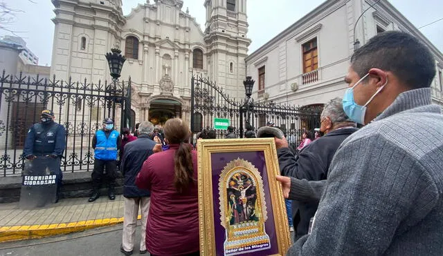 Fieles llegaron con rosas e imágenes para la veneración del Señor de Los Milagros. Foto: Raúl Egúsquiza / URPI-LR
