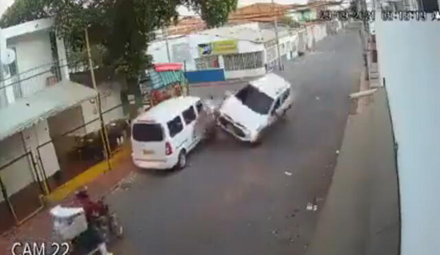 El auto del religioso terminó volcado en Cúcuta. Foto: captura de video